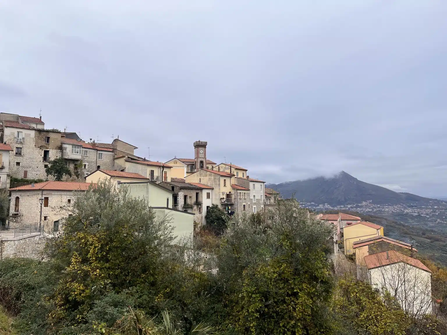 Campoli del Monte Taburno Panorama di Campoli del Monte Taburno con il borgo medievale
