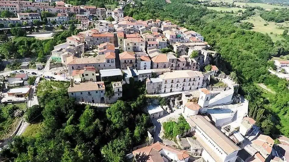 buonalbergo Panorama di Buonalbergo con il borgo antico