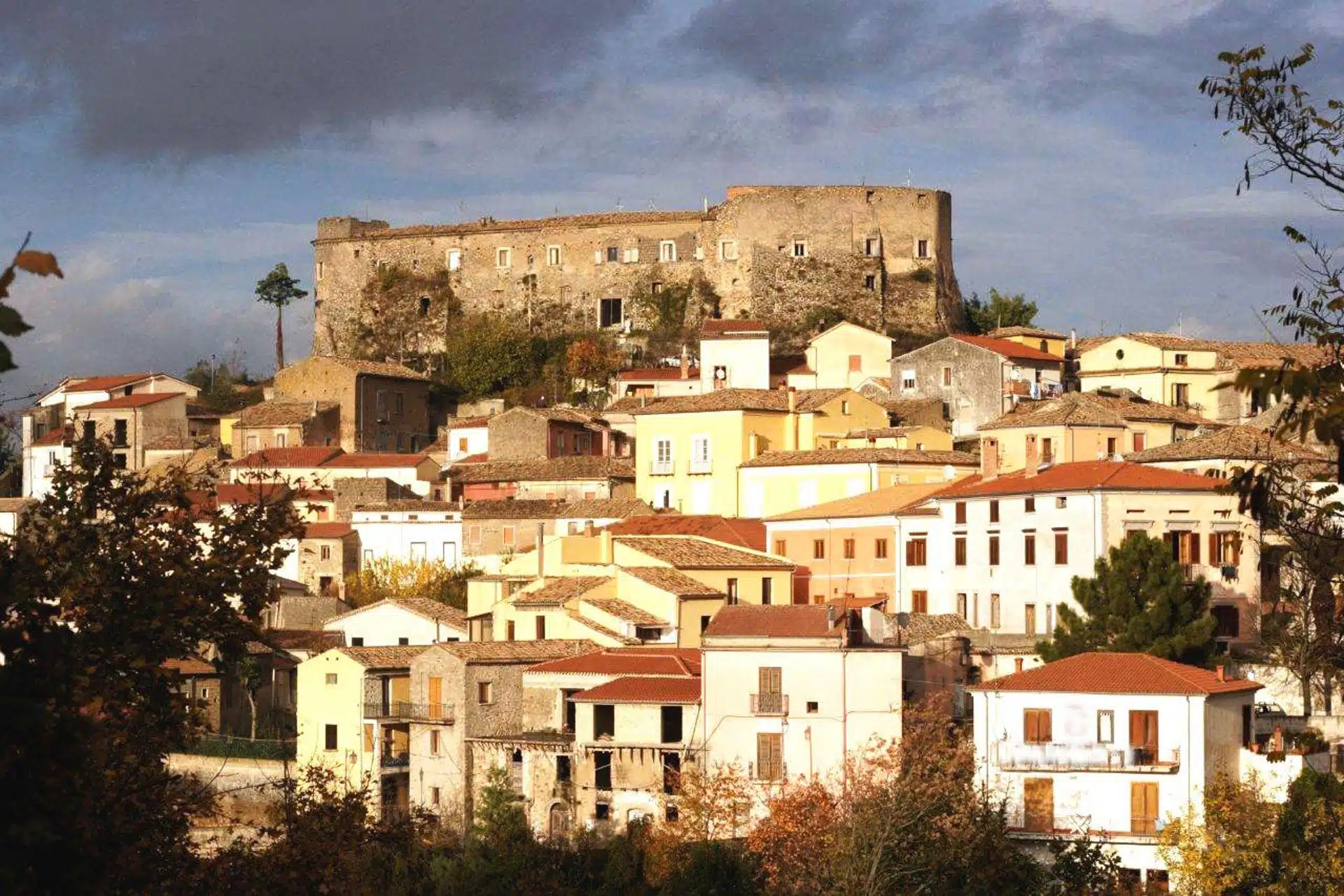 ceppaloni Panorama di Ceppaloni con il Castello Normanno