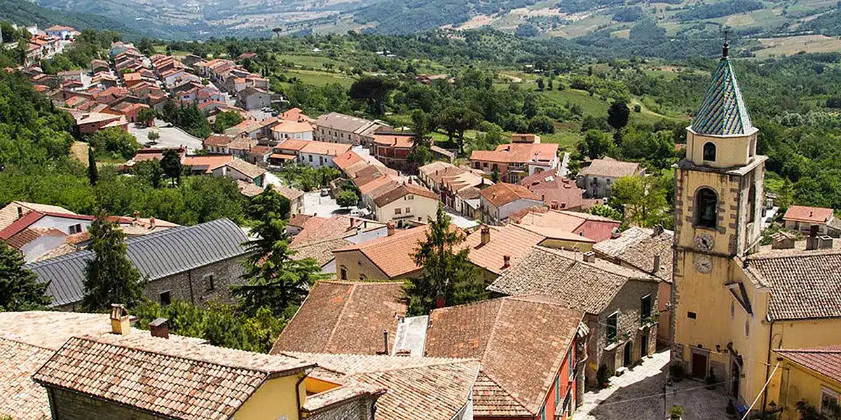 circello Panorama di Circello con il castello sullo sfondo