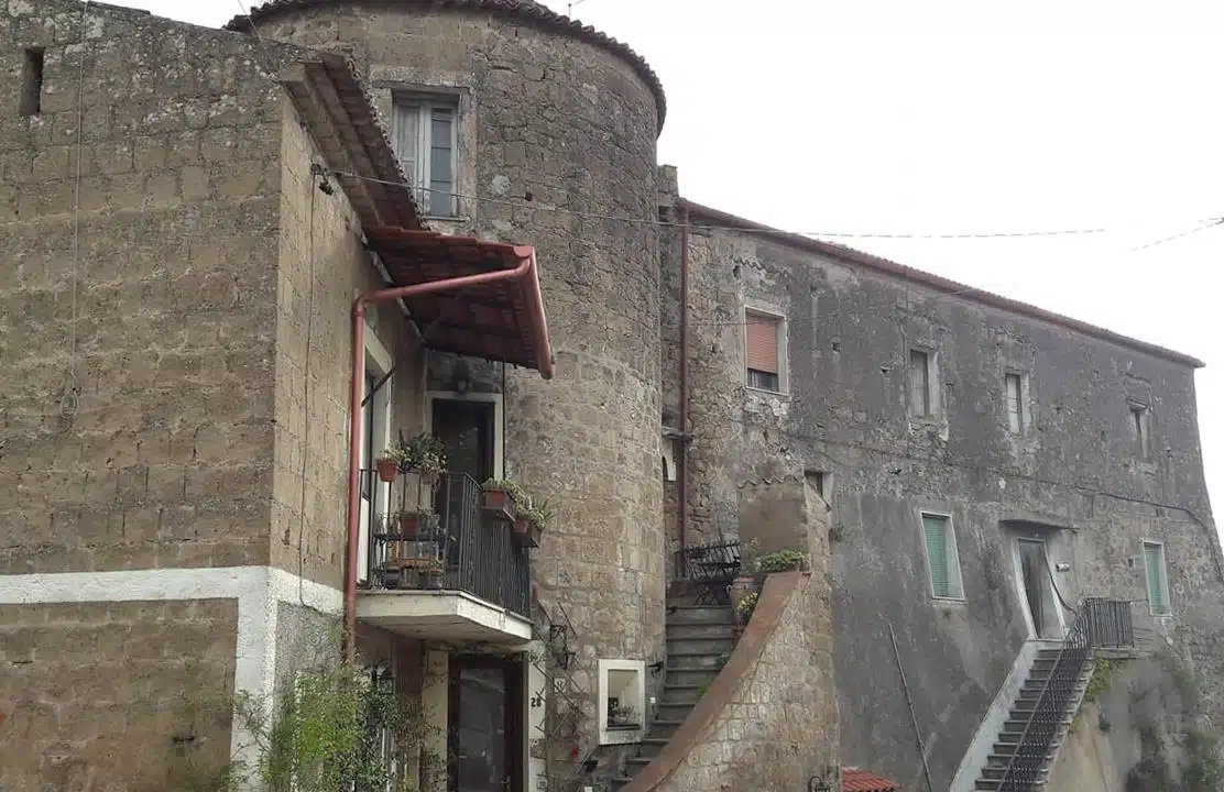 dugenta-castello Panorama di Dugenta con il castello medievale