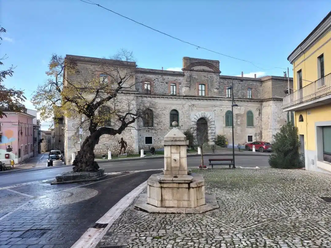 fragneto-monforte Panorama di Fragneto Monforte con il Palazzo Ducale sullo sfondo
