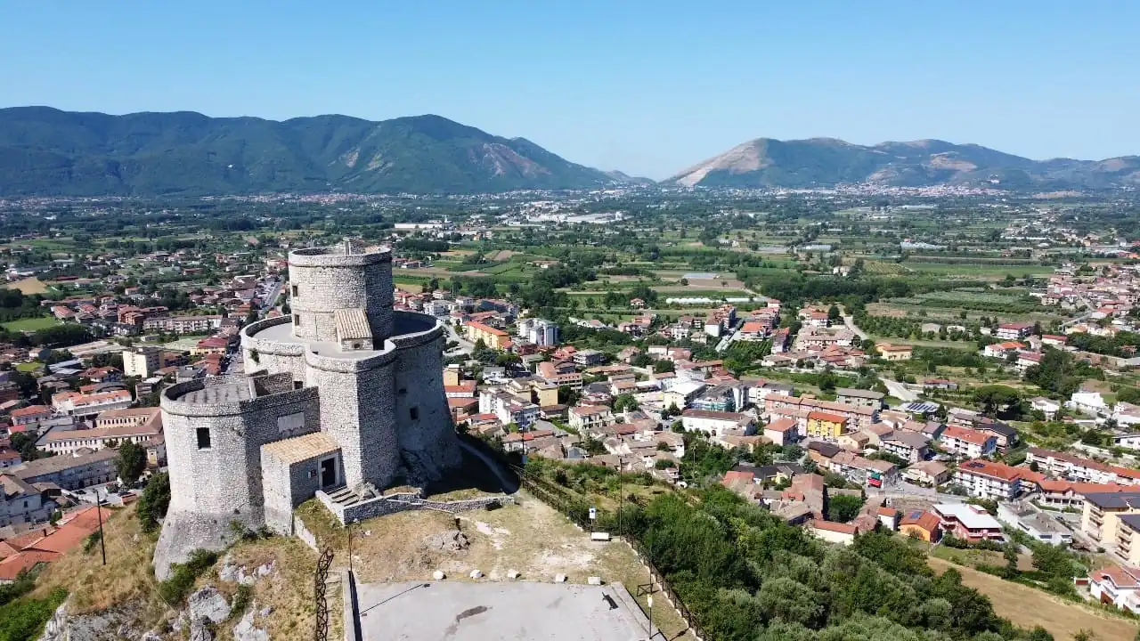 montesarchio Panorama di Montesarchio con il Matese sullo sfondo