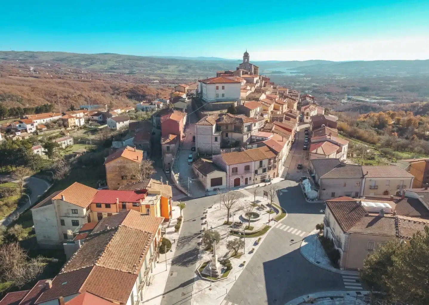 sassinoro Panorama di Sassinoro con il borgo arroccato