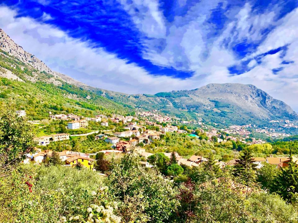 vitulano-sfondo Panorama di Vitulano con il Monte Pentime sullo sfondo